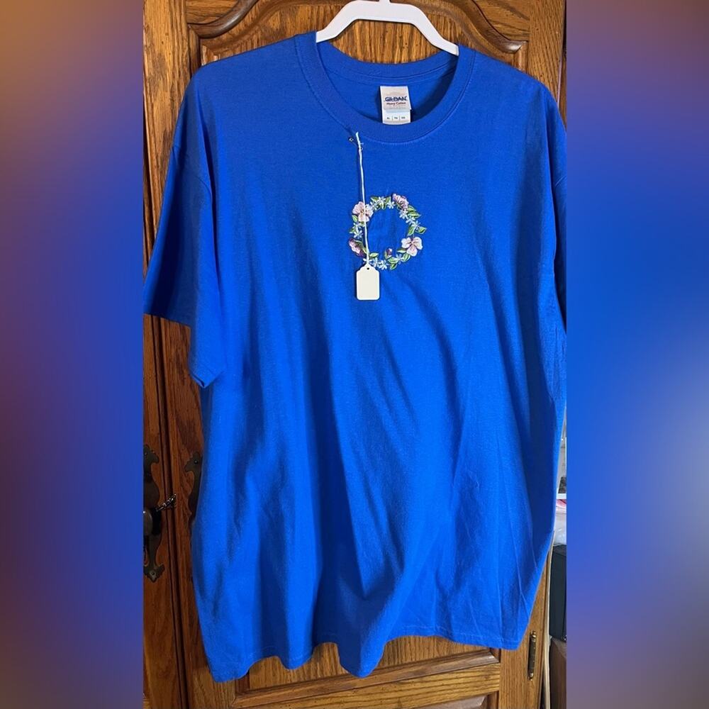 Royal blue Tshirt with embroidered floral wreath XL